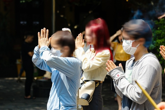 Người dân nườm nượp đi lễ ngày đầu tháng 7 Âm lịch - Ảnh 4.
