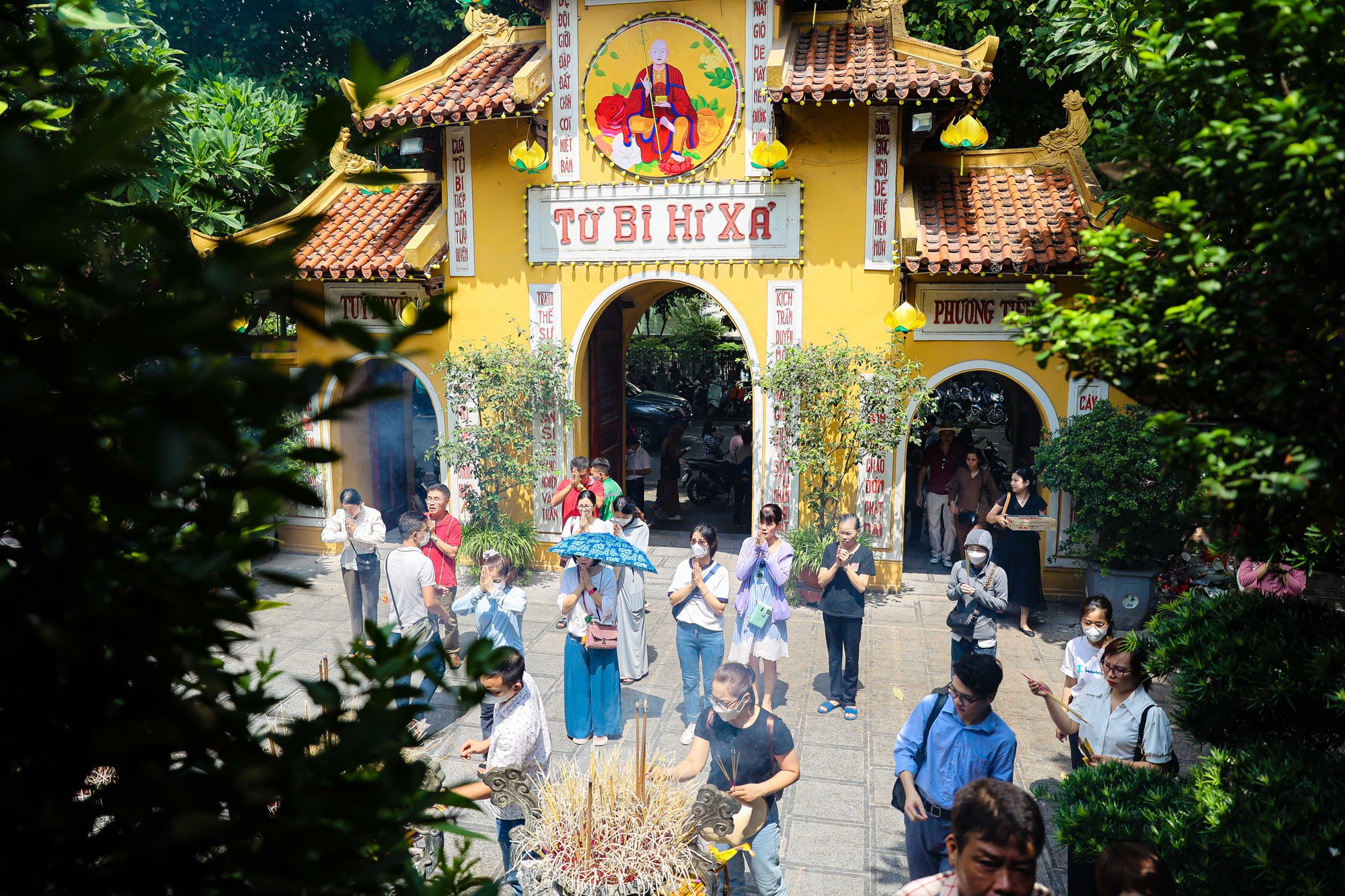 Người dân nườm nượp đi lễ ngày đầu tháng 7 Âm lịch - Ảnh 2.