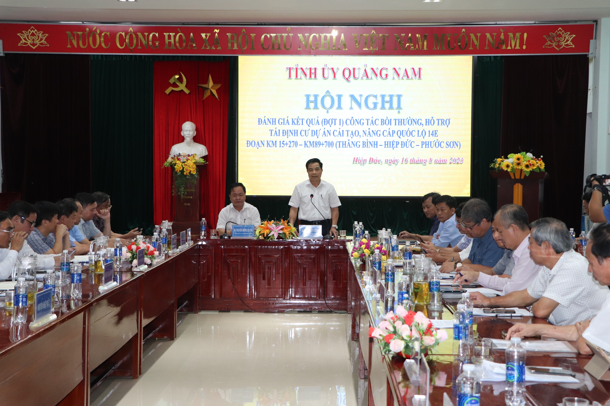 Ph&oacute; B&iacute; thư Tỉnh ủy Quảng Nam: Đừng để đường l&agrave;m xong m&agrave; điện th&igrave; tối thui! - Ảnh 1.