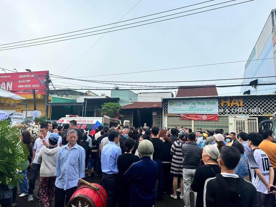 X&uacute;c động cảnh tượng h&agrave;ng trăm người tiễn đưa HLV Dương Minh Ninh - Ảnh 6.