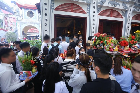 Người dân nườm nượp đi lễ ngày đầu tháng 7 Âm lịch - Ảnh 11.