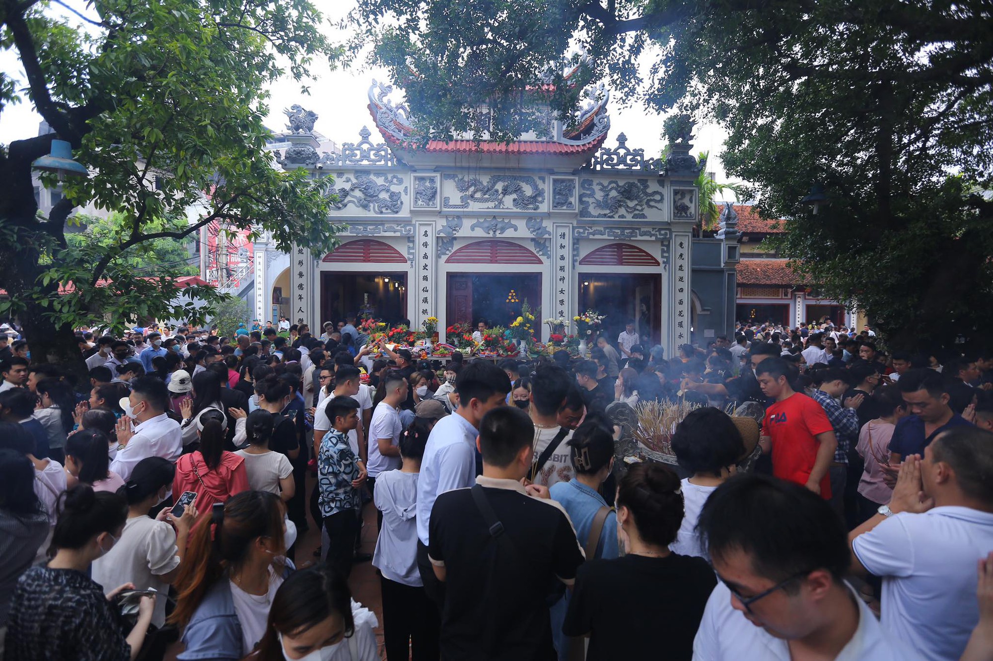 Người dân nườm nượp đi lễ ngày đầu tháng 7 Âm lịch