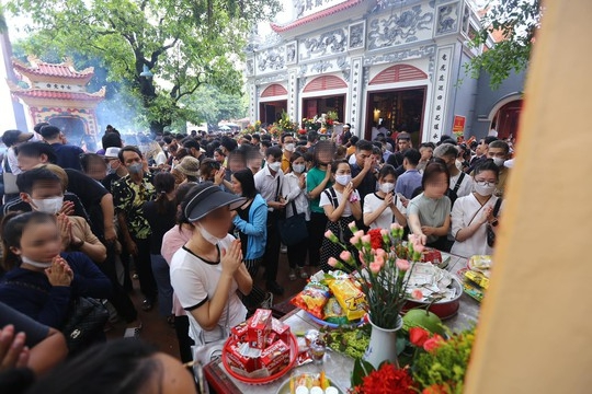 Người dân nườm nượp đi lễ ngày đầu tháng 7 Âm lịch - Ảnh 9.