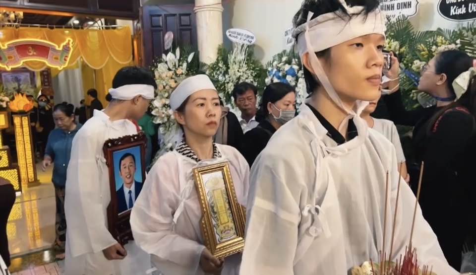 X&uacute;c động cảnh tượng h&agrave;ng trăm người tiễn đưa HLV Dương Minh Ninh - Ảnh 1.