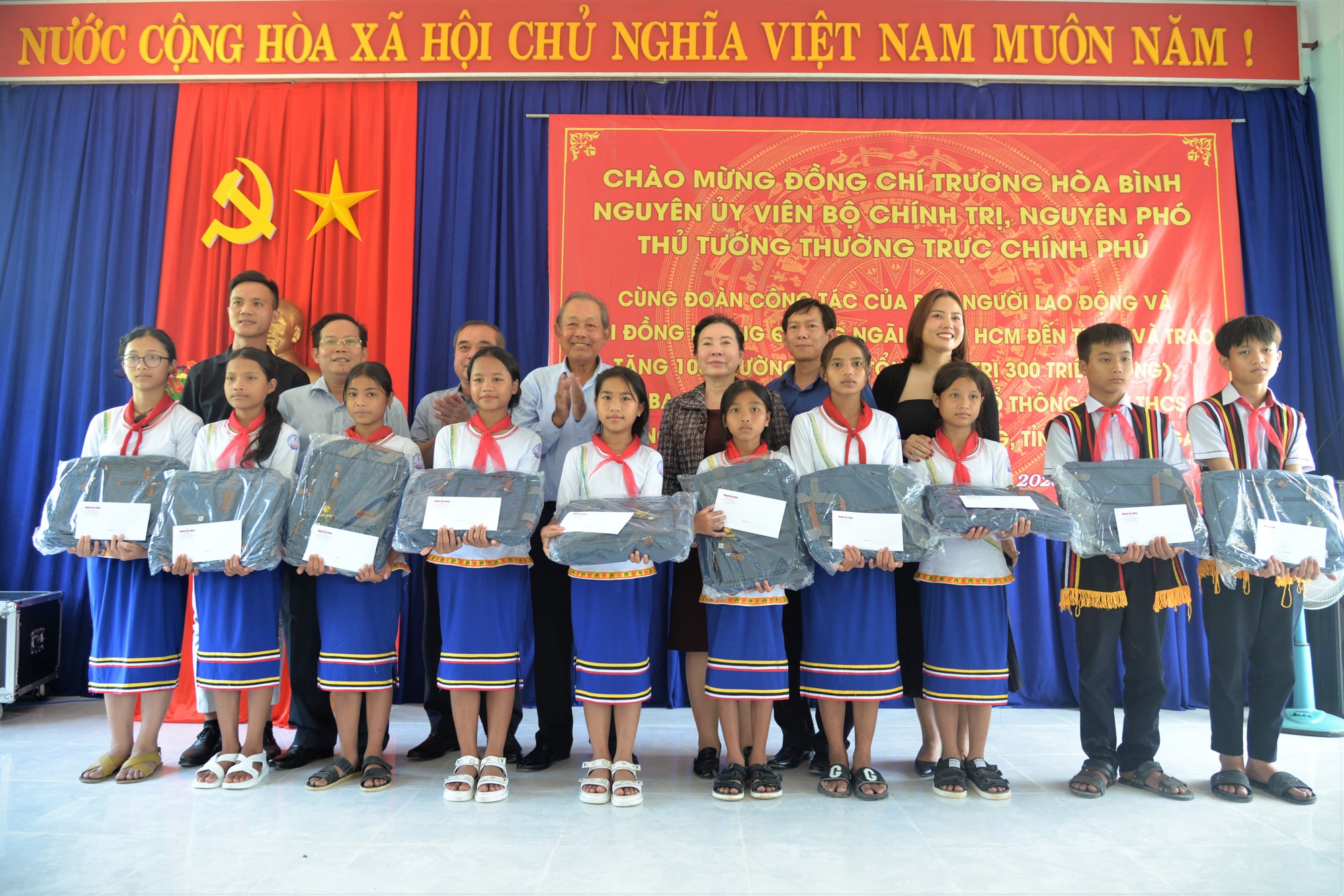 CLIP: 100 chiếc giường “mơ ước” về với học sinh vùng khó khăn Quảng Ngãi