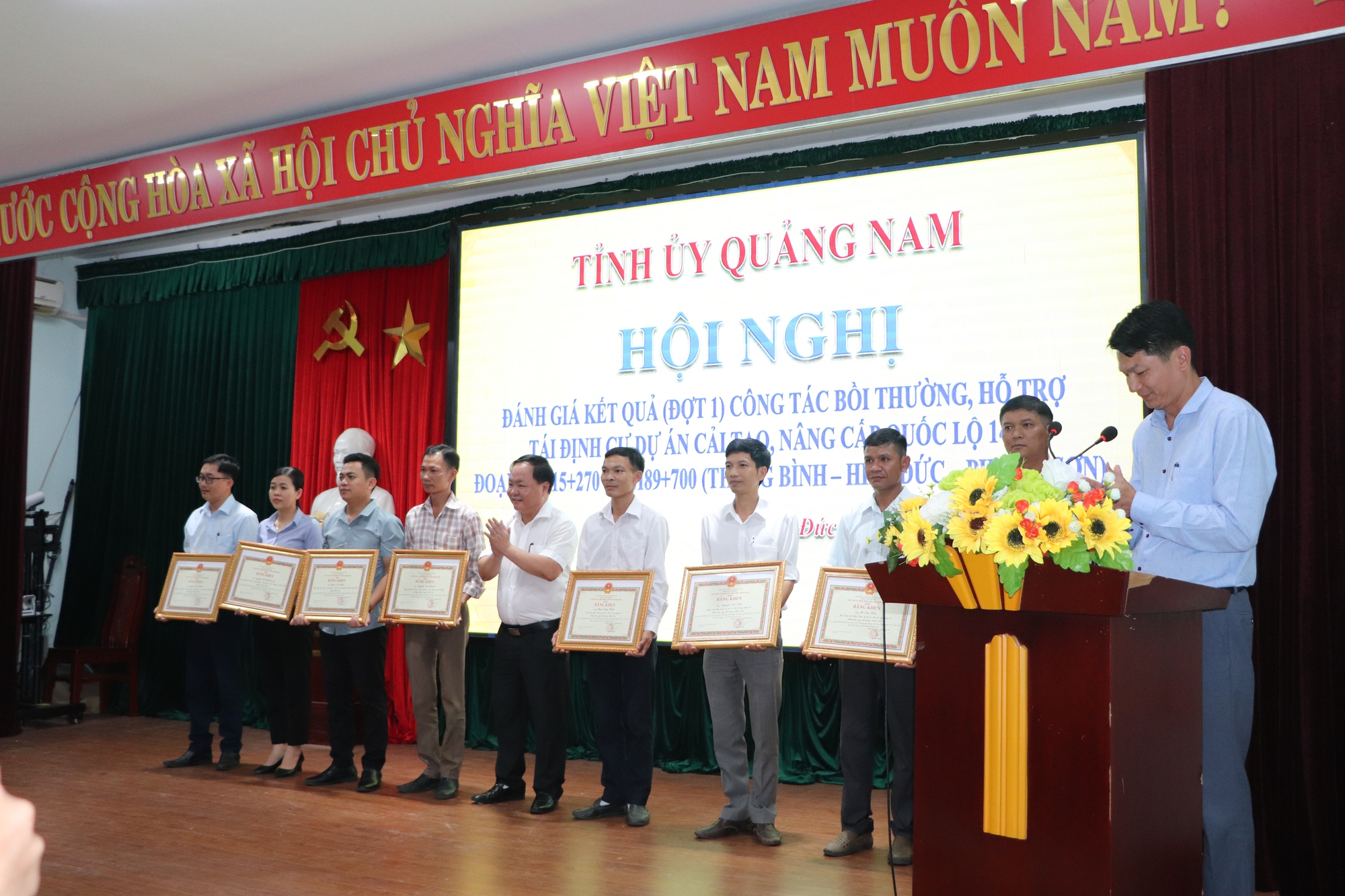 Ph&oacute; B&iacute; thư Tỉnh ủy Quảng Nam: Đừng để đường l&agrave;m xong m&agrave; điện th&igrave; tối thui! - Ảnh 6.
