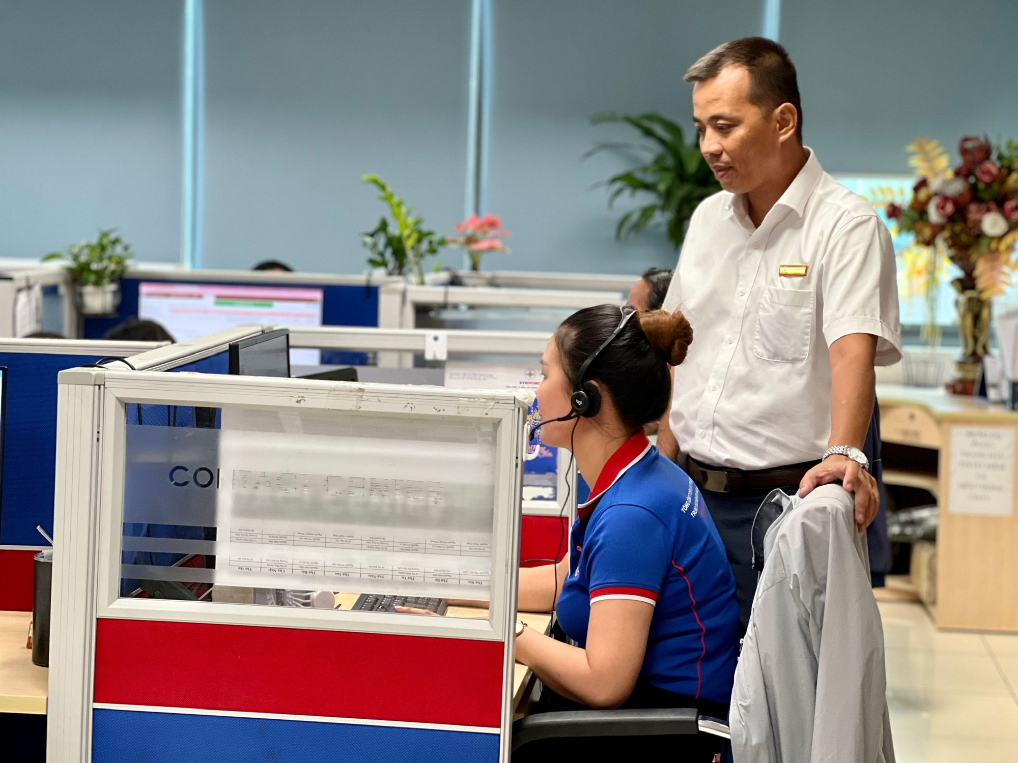 Cống hiến hết m&igrave;nh - Ảnh 1.