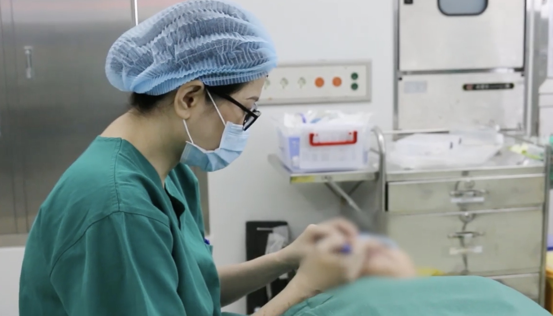 TP HCM: Nhiều người gặp rắc rối tại sân bay sau khi... phẫu thuật thẩm mỹ!