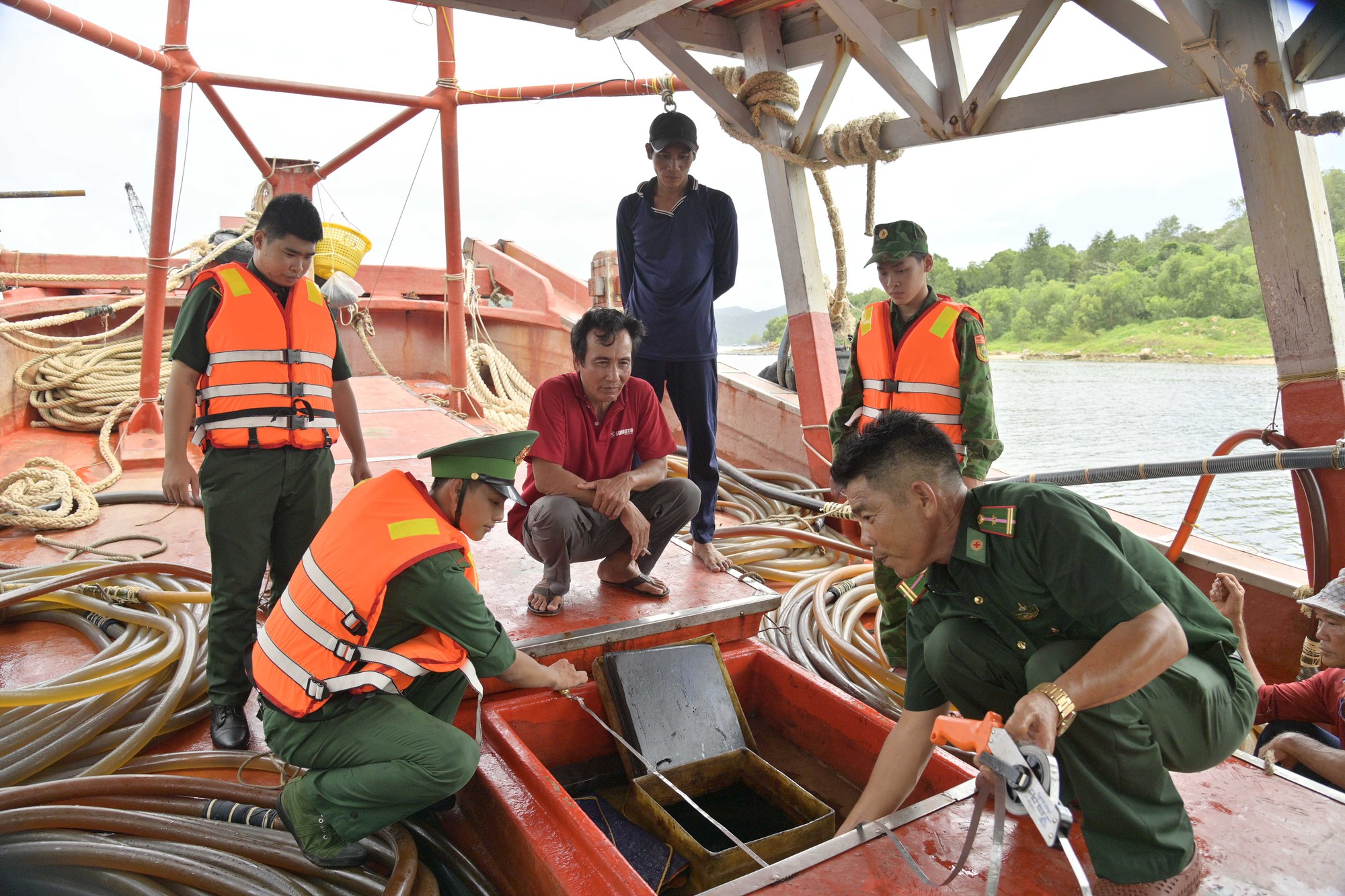 Mật phục, chặn bắt 1 tàu cá khả nghi trên vùng biển Phú Quốc