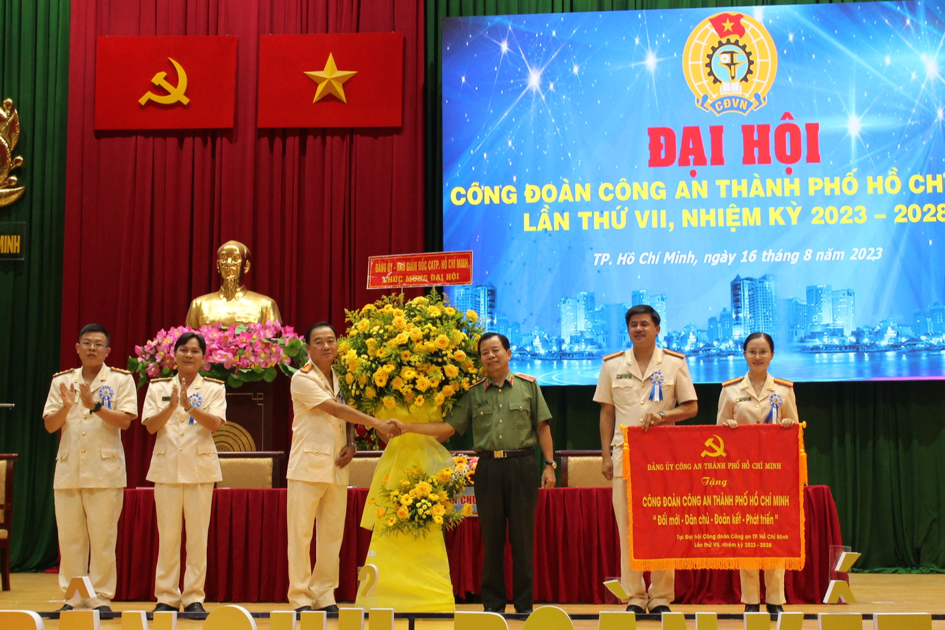 Nâng cao bản lĩnh chính trị, trình độ chuyên môn cho đoàn viên - Ảnh 1.