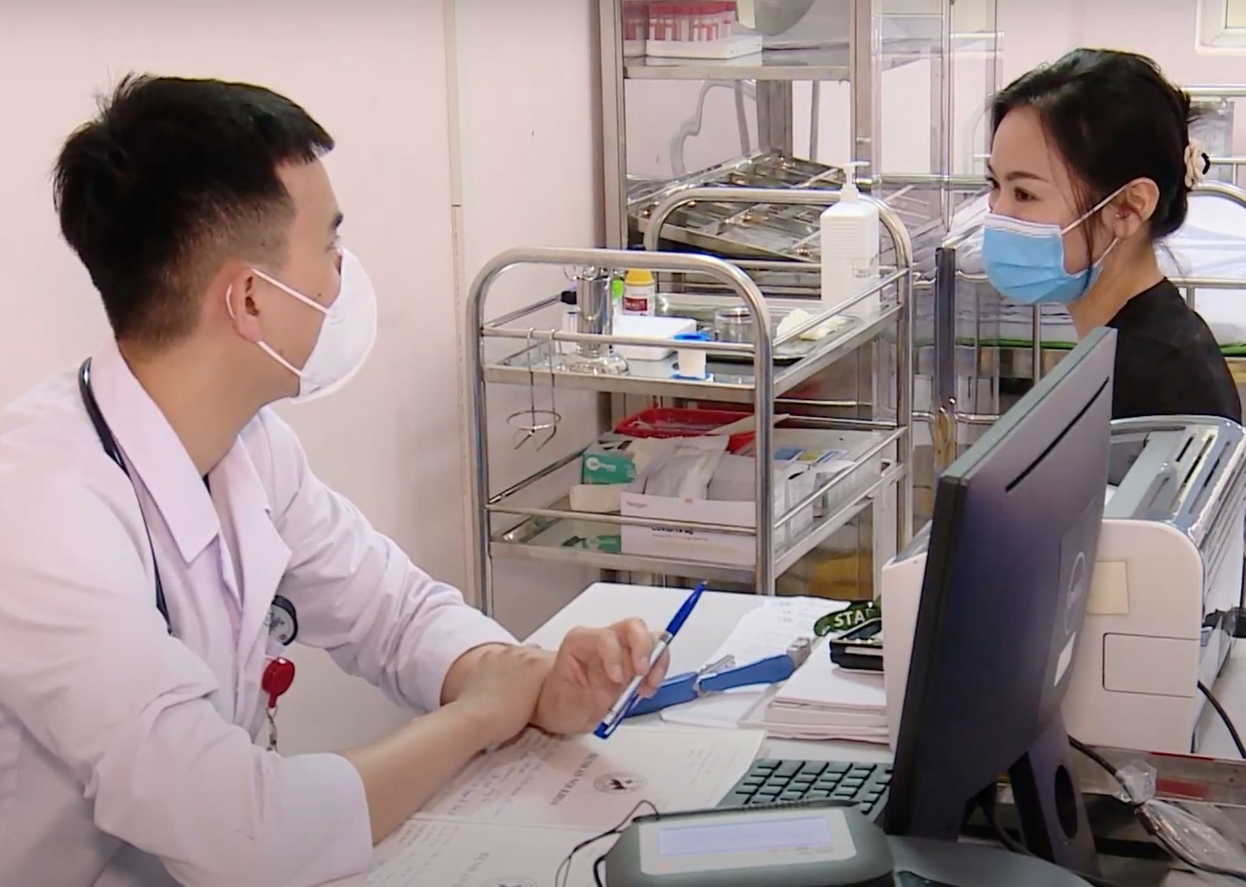 Dịch COVID-19 hôm nay: Ca mắc tăng, thay đổi việc tiêm vắc-xin COVID-19