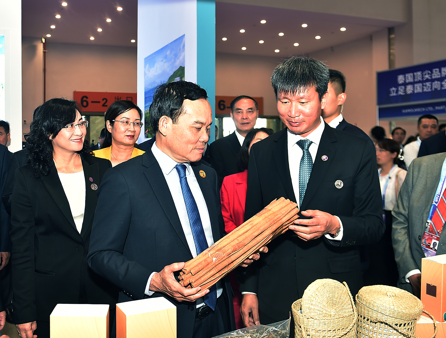 Ph&oacute; Thủ tướng Trần Lưu Quang hội kiến Ngoại trưởng Vương Nghị - Ảnh 1.