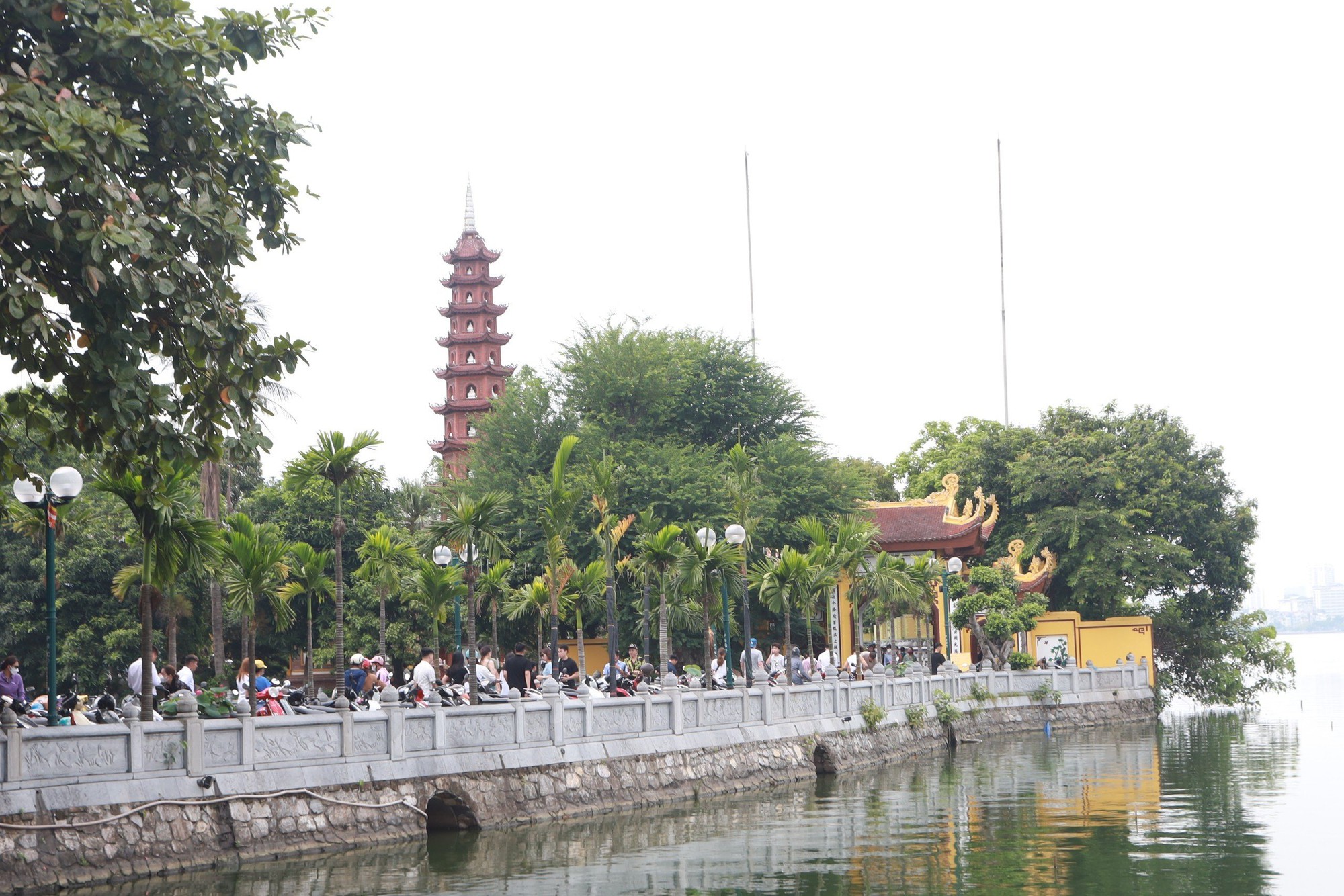 Người dân nườm nượp đi lễ ngày đầu tháng 7 Âm lịch - Ảnh 7.