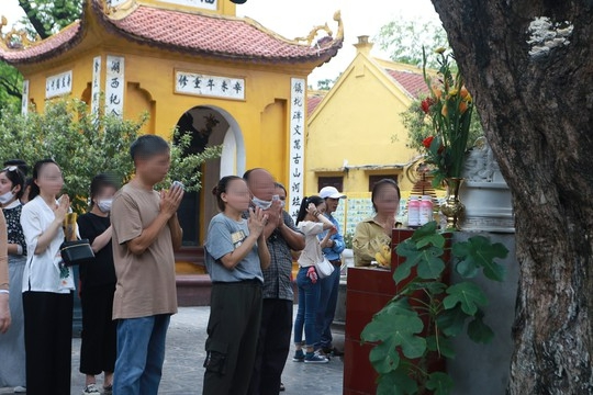Người dân nườm nượp đi lễ ngày đầu tháng 7 Âm lịch - Ảnh 8.