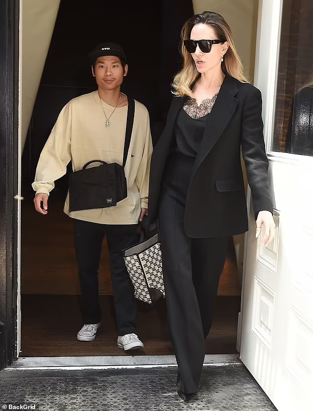 Pax Thi&ecirc;n tất bật hỗ trợ mẹ Angelina Jolie - Ảnh 1.