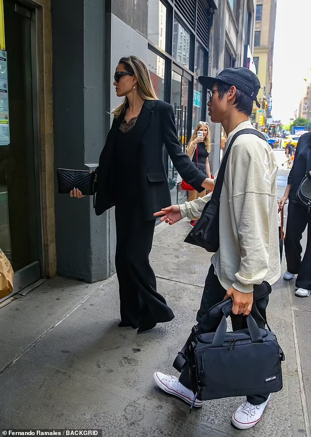Pax Thi&ecirc;n tất bật hỗ trợ mẹ Angelina Jolie - Ảnh 5.
