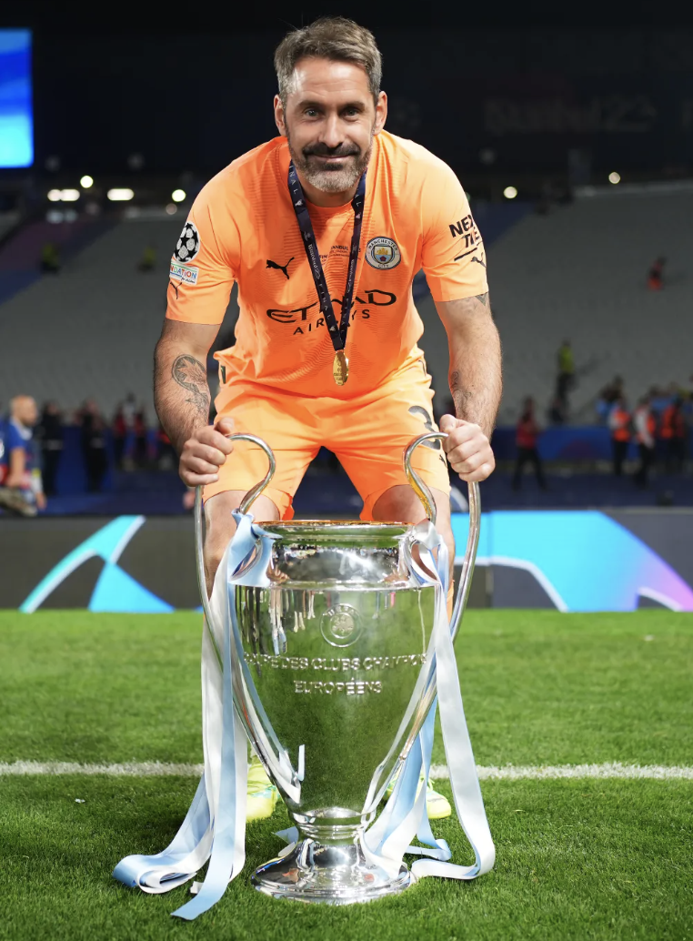 Việc nhẹ lương cao, thủ môn siêu dị Scott Carson lập siêu kỳ tích với Man City - Ảnh 7.