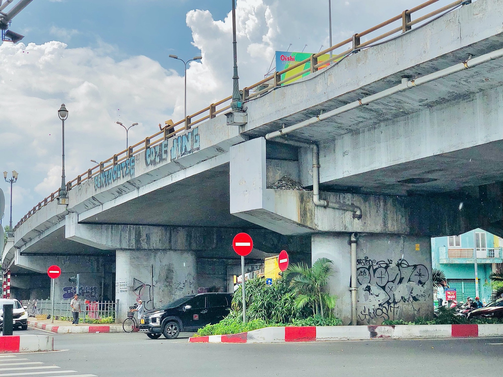 Cầu ở trung t&acirc;m TP HCM lại bị b&ocirc;i xấu, nh&igrave;n l&agrave; tức mắt! - Ảnh 8.