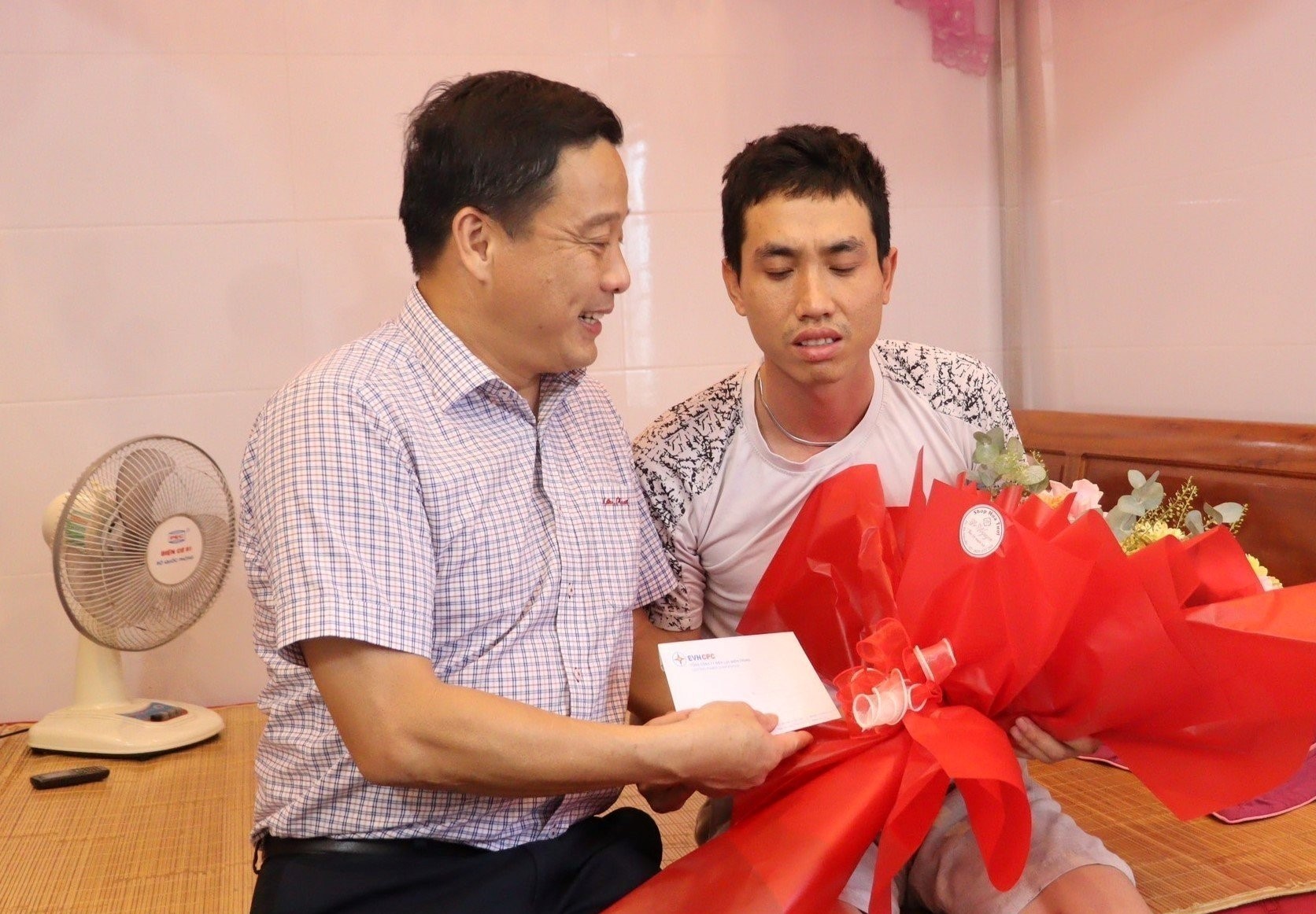 Anh thợ điện dũng cảm quên mình cứu người đuối nước