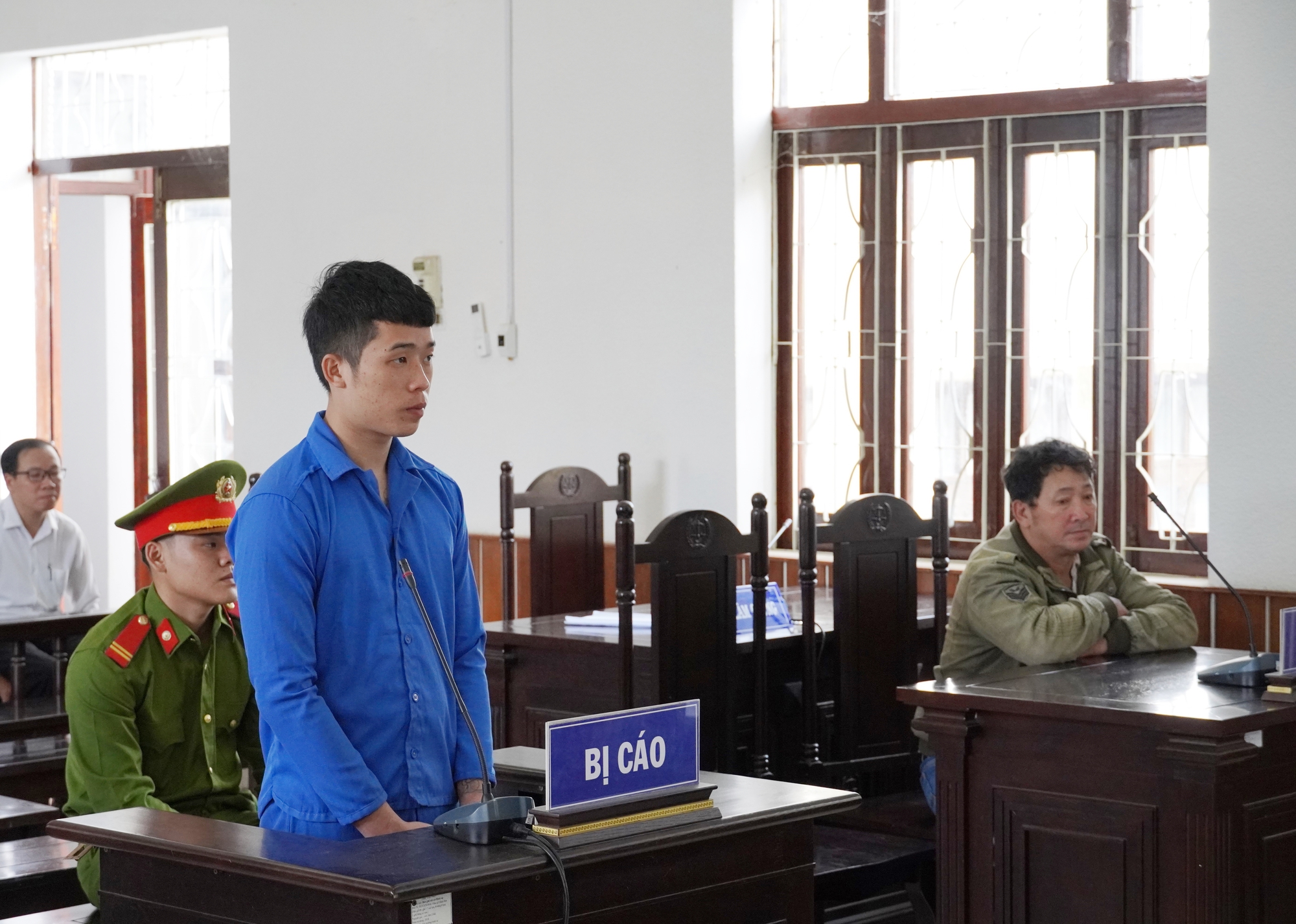Đâm cha ruột sau khi uống rượu, thanh niên bị xử tội giết người