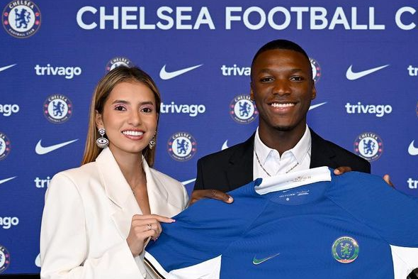 Chân dung bạn gái người mẫu của tân binh Chelsea - Caicedo
