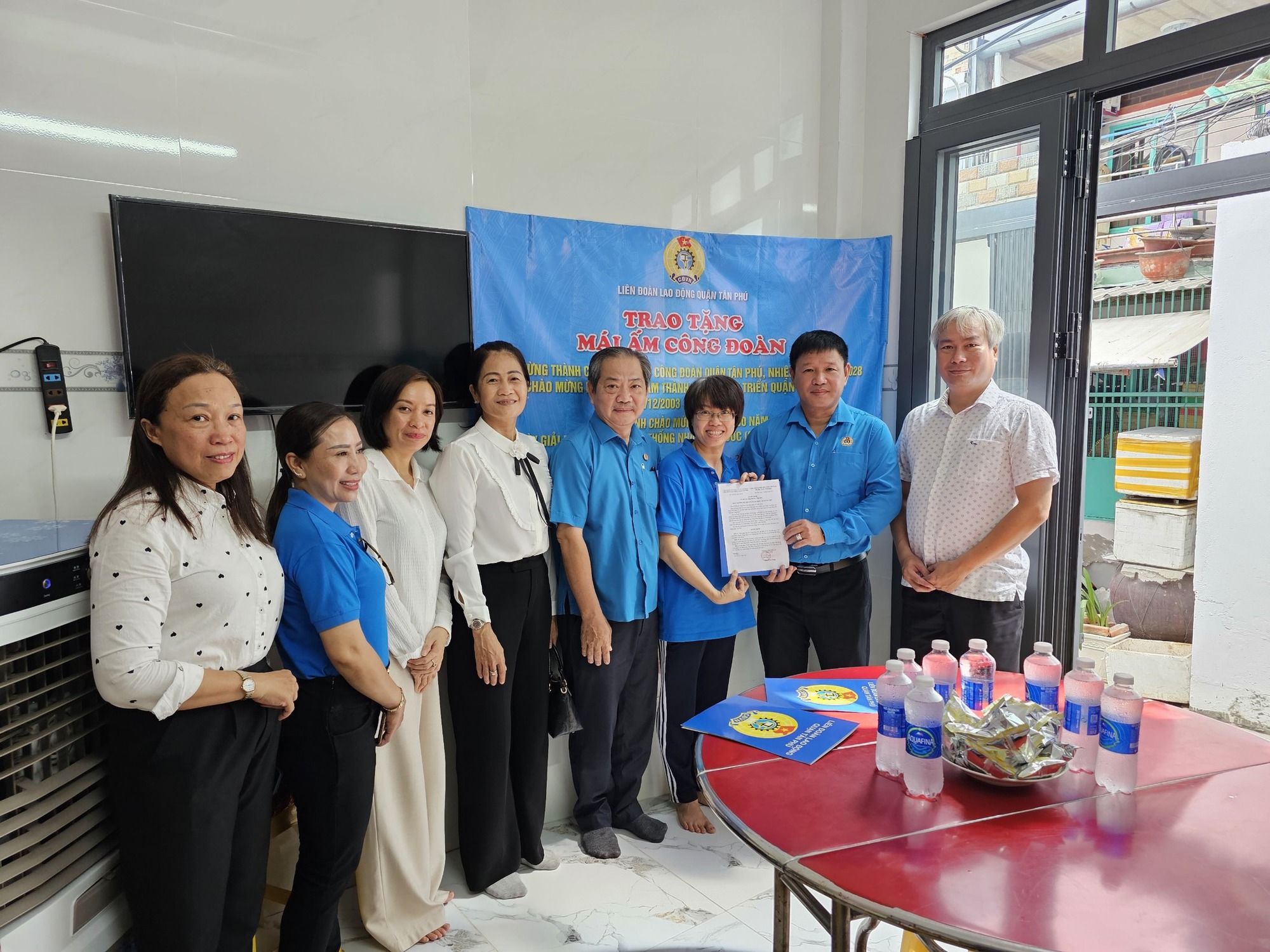 Cùng người lao động vượt khó - Ảnh 6.