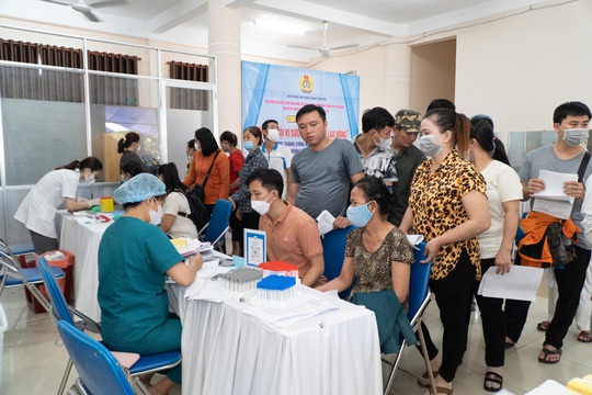 Ch&uacute; trọng chăm lo cho đo&agrave;n vi&ecirc;n, lao động bị giảm giờ l&agrave;m - Ảnh 2.