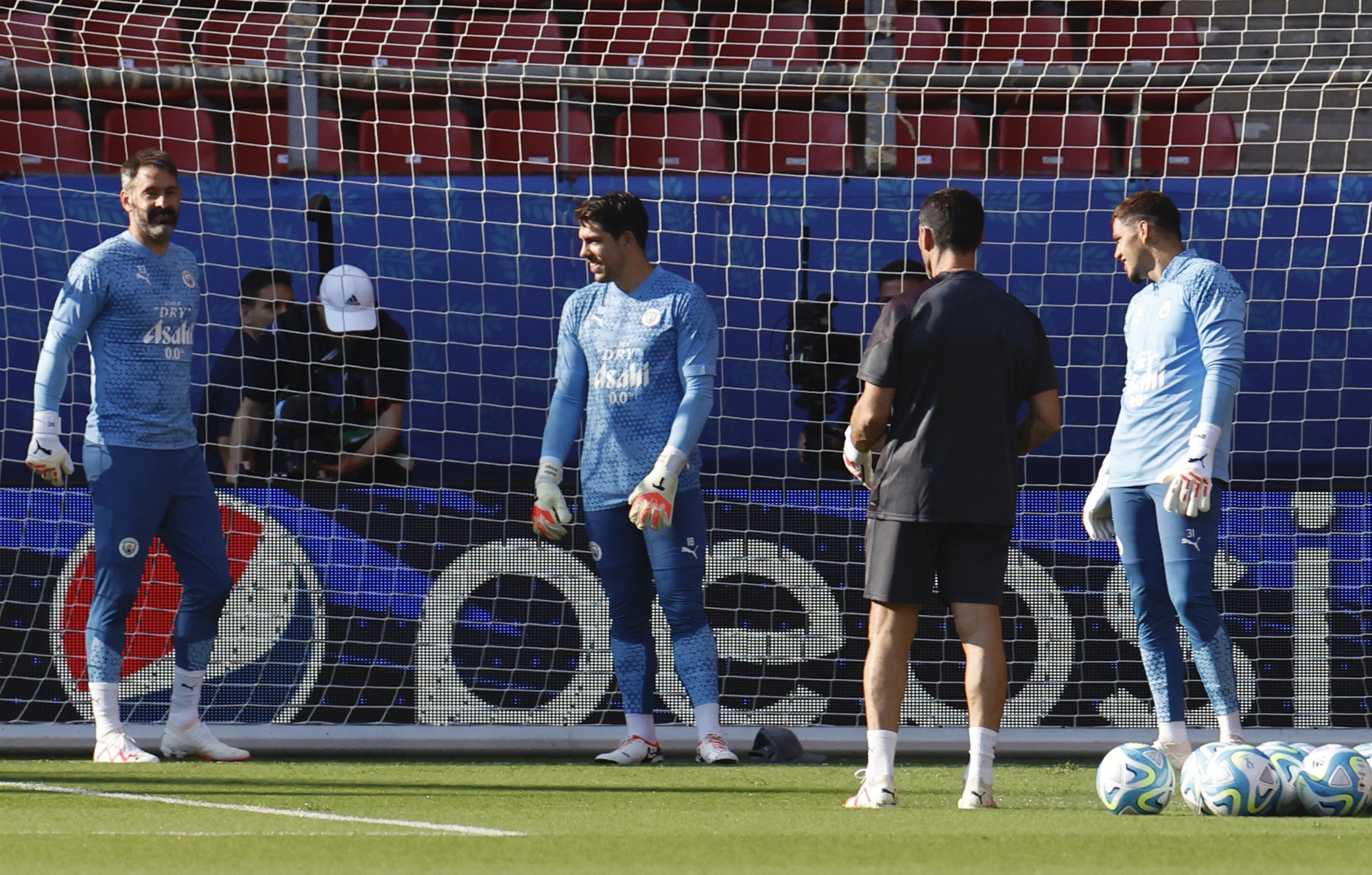 Việc nhẹ lương cao, thủ môn siêu dị Scott Carson lập siêu kỳ tích với Man City - Ảnh 4.