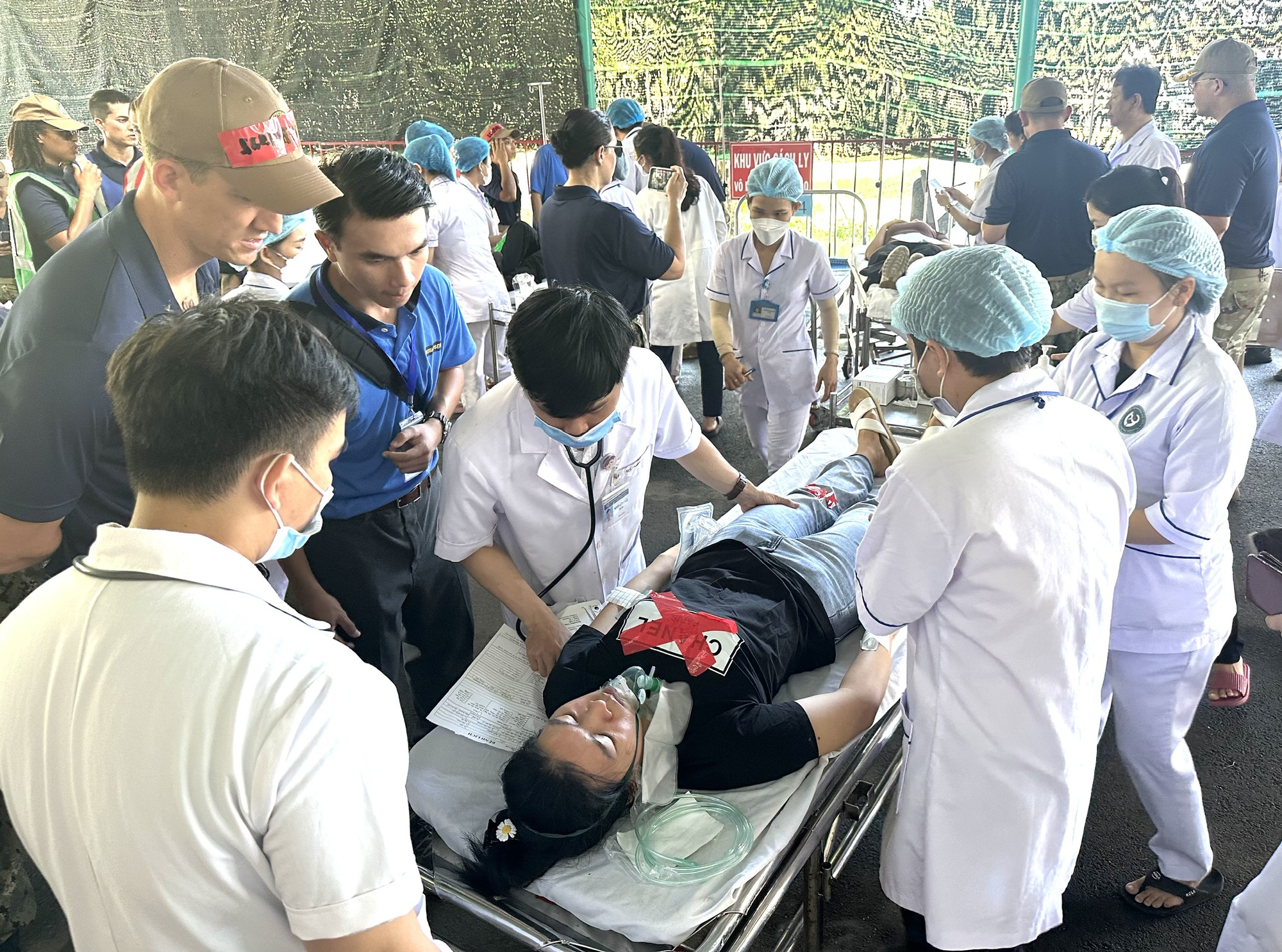 Các bác sĩ Việt - Mỹ thực hành cấp cứu thương tích hàng loạt