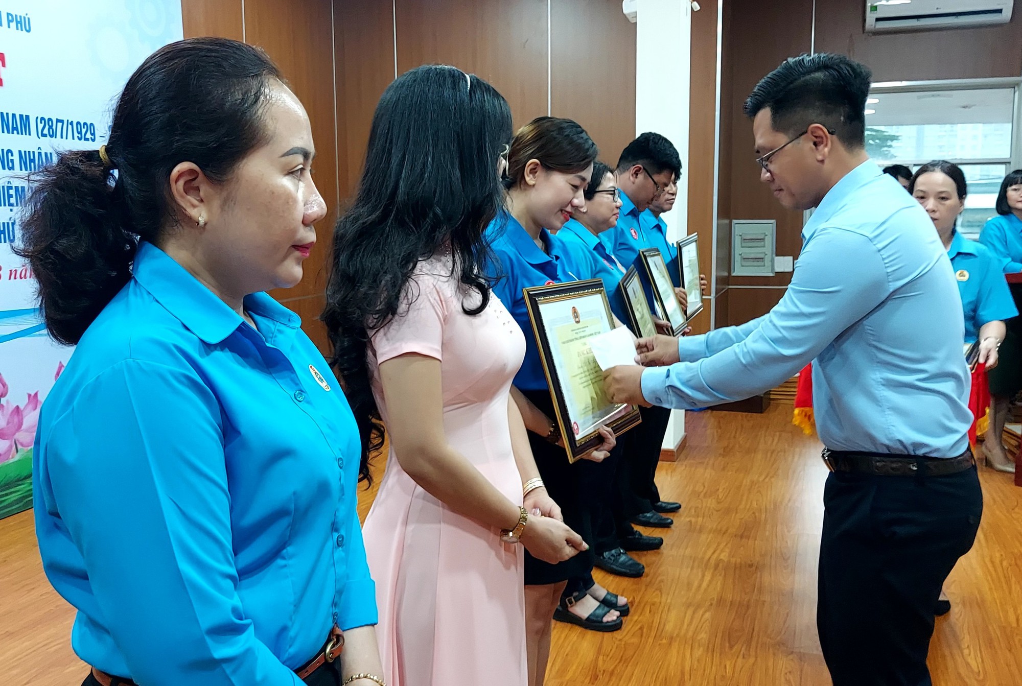 Ch&uacute; trọng chăm lo cho đo&agrave;n vi&ecirc;n, lao động bị giảm giờ l&agrave;m - Ảnh 4.