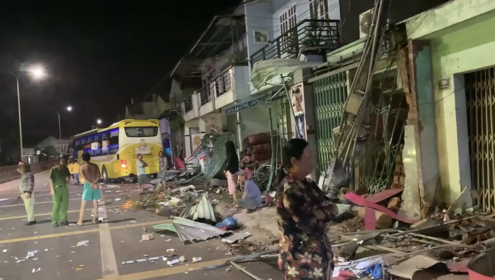 Xe khách tông 9 nhà dân và 1 ô tô lúc nửa đêm