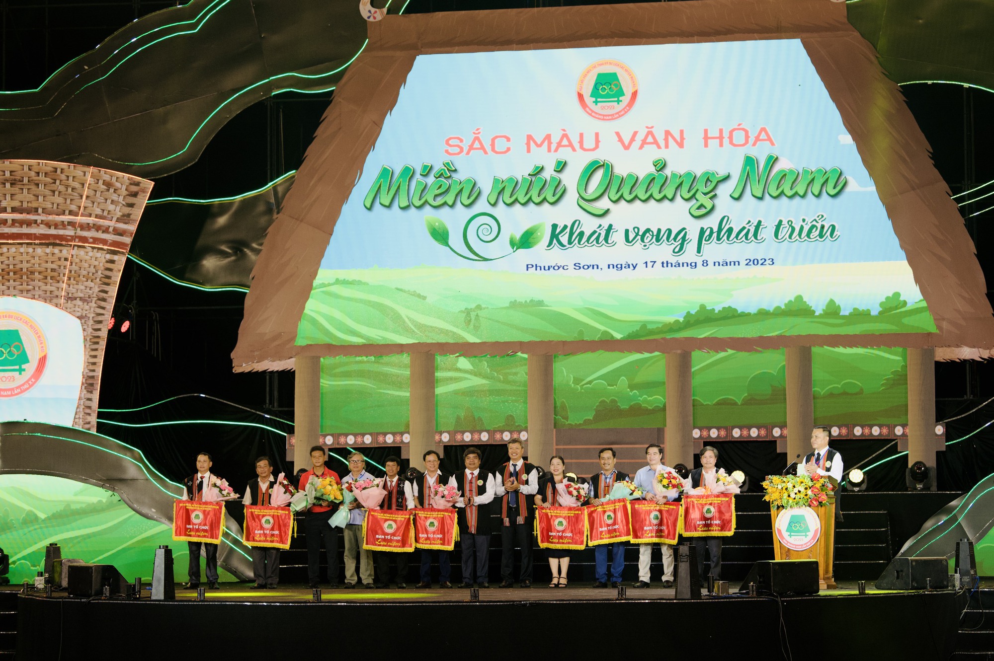 Người d&acirc;n 9 huyện v&ugrave;ng cao Quảng Nam hội ngộ tranh t&agrave;i - Ảnh 3.