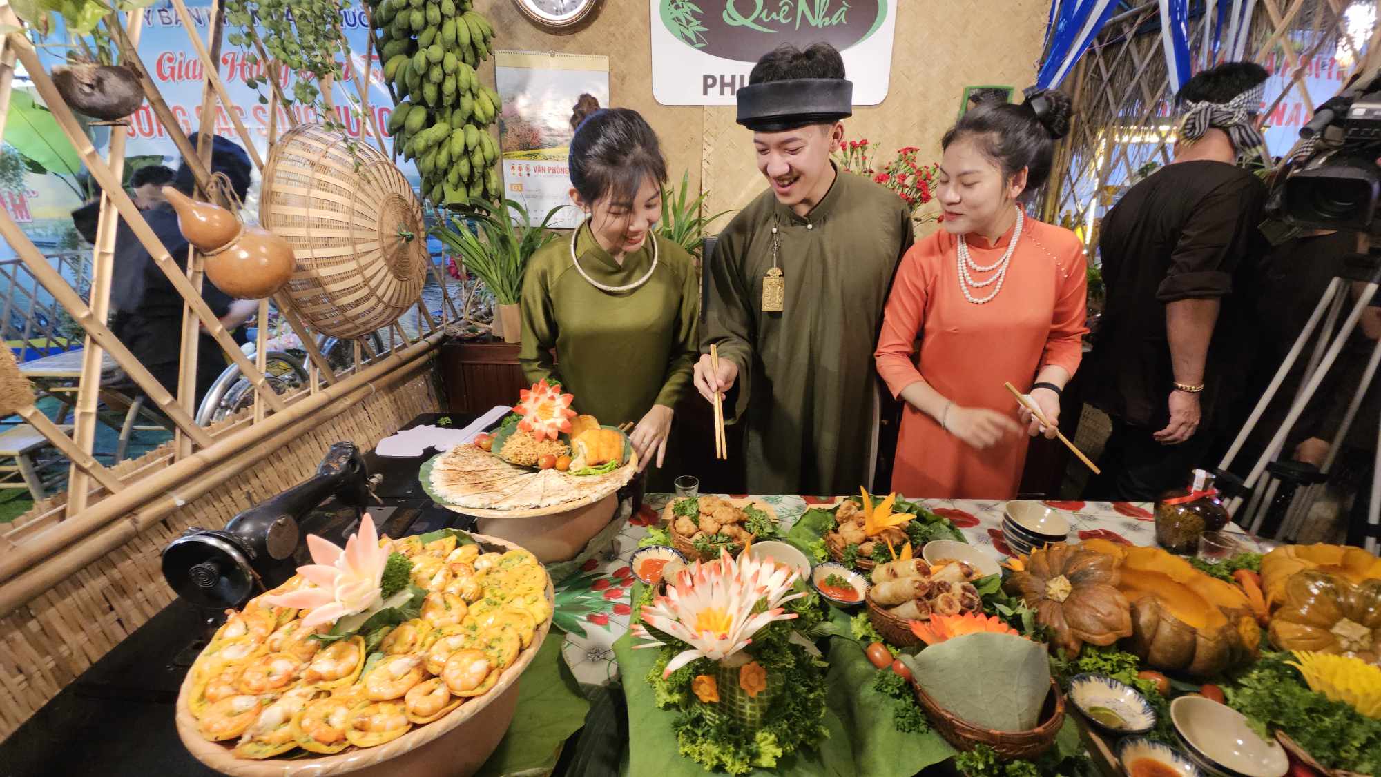 Bún mắm, bánh xèo, bánh tằm bì... vào thực đơn tranh tài