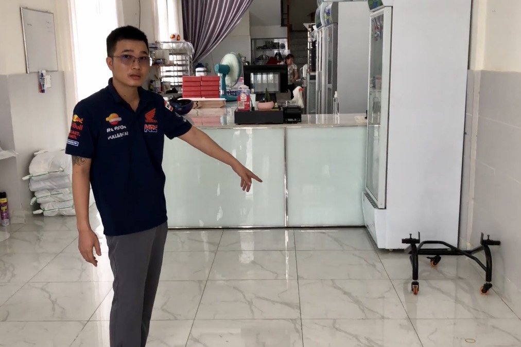 CLIP: T&ecirc;n trộm v&agrave;o nh&agrave; soi đ&egrave;n pin, lấy m&ocirc;t&ocirc; trị gi&aacute; gần 250 triệu đồng - Ảnh 1.