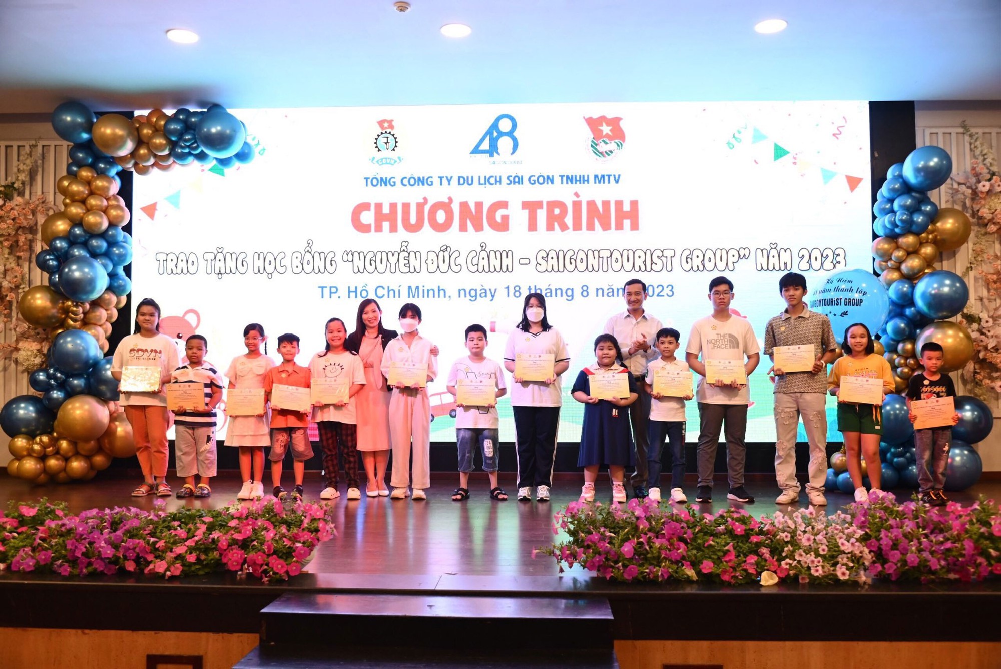 Tặng hàng trăm suất học bổng và quà học tập cho con đoàn viên