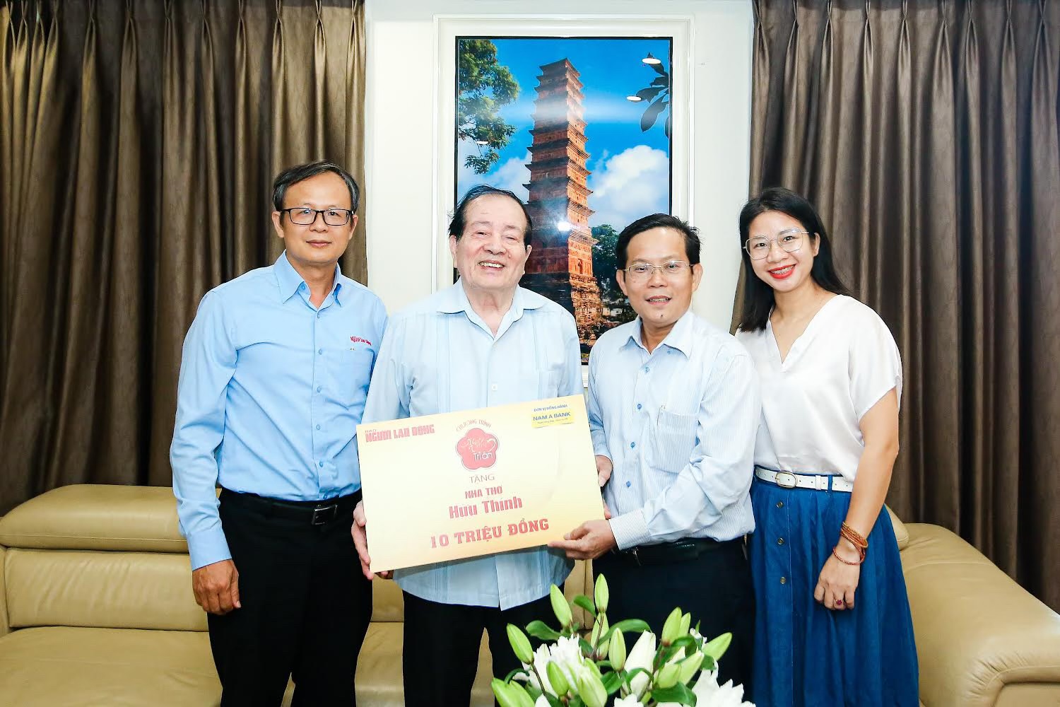 "Mai vàng tri ân" thăm nhà thơ Hữu Thỉnh và PGS Nguyễn Văn Huy