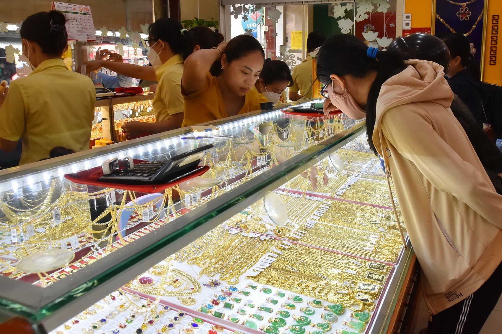 Giá vàng hôm nay 19-8: Nhà đầu tư dồn vốn vào USD, vàng giảm tiếp
