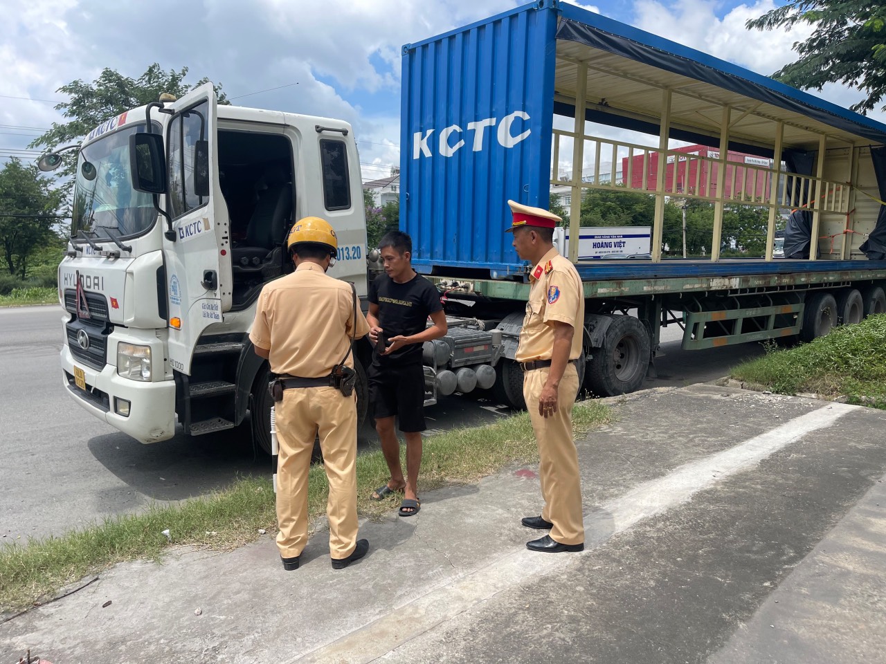 Chi tiết những con số sau 3 ngày CSGT TP HCM "siết" xe khách, container