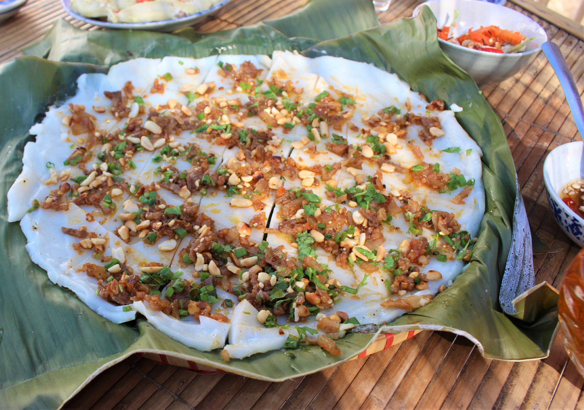 Ăn b&aacute;nh đ&uacute;c củ tr&uacute;t, nhớ cha mẹ - Ảnh 1.