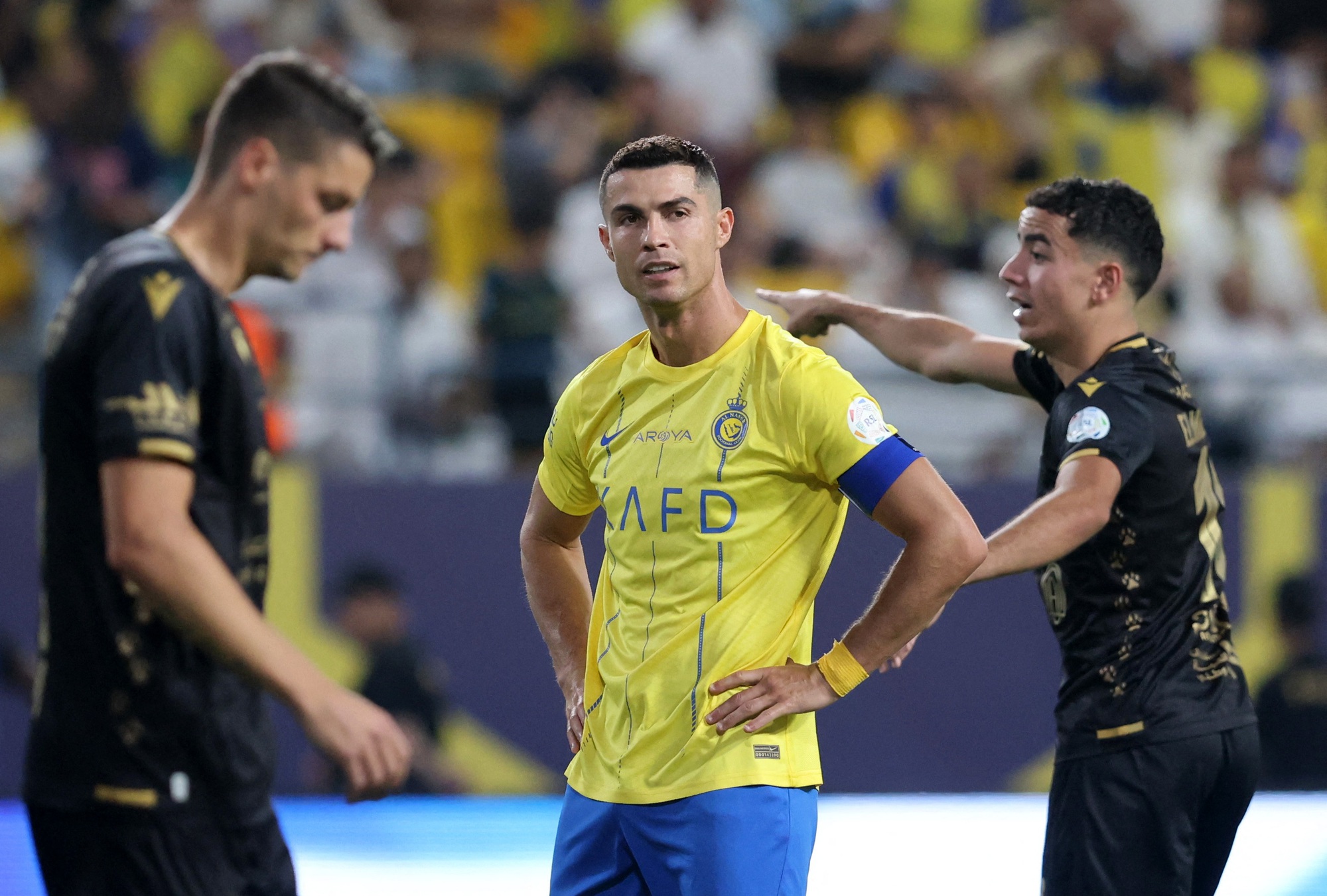 Nỗi đau nh&acirc;n đ&ocirc;i cho Ronaldo khi người h&acirc;m mộ Al-Nassr h&ocirc; vang t&ecirc;n Messi - Ảnh 2.
