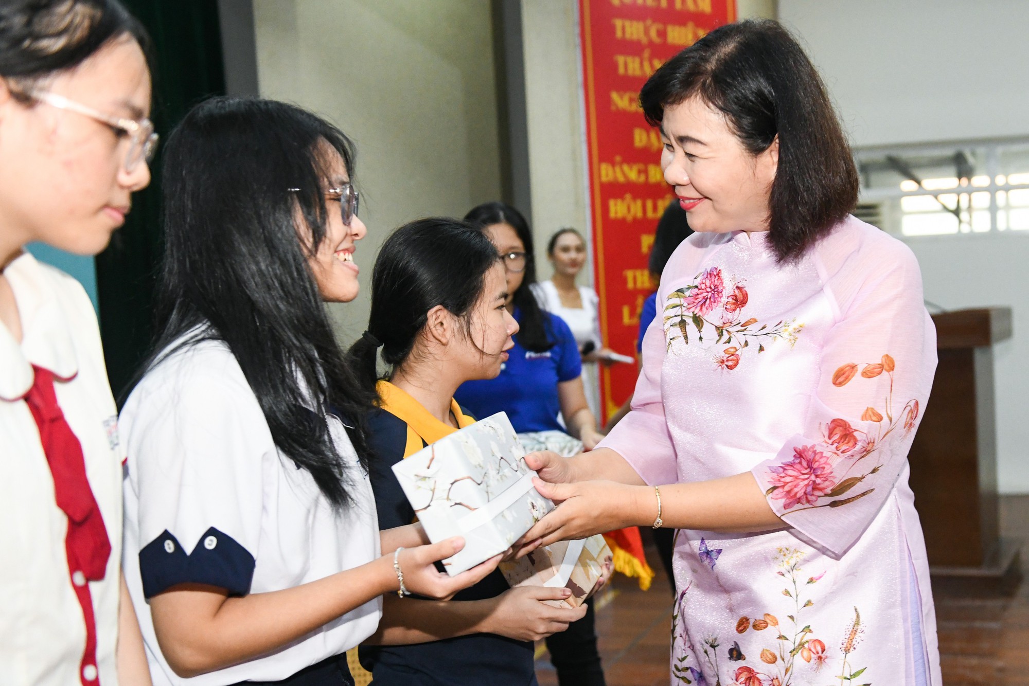 Báo Phụ nữ TP HCM tiếp sức nữ sinh trước thềm năm học mới