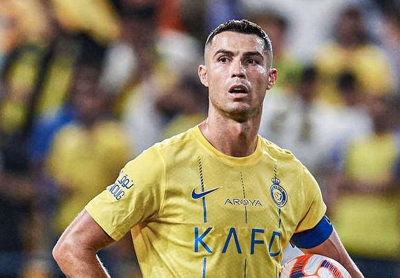 Nỗi đau nhân đôi cho Ronaldo khi người hâm mộ Al-Nassr hô vang tên Messi