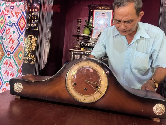 CLIP: Đ&aacute;ng nể cơ ngơi đồ cổ của l&atilde;o n&ocirc;ng ở xứ bưởi Năm Roi - Ảnh 9.