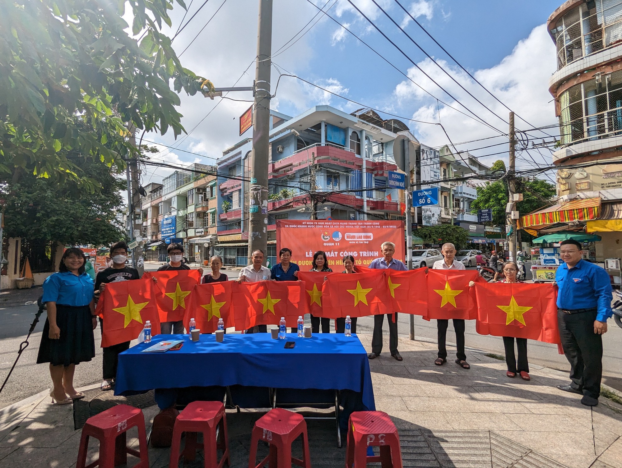 Rực rỡ Đường cờ Tổ quốc tại quận 11 - Ảnh 11.