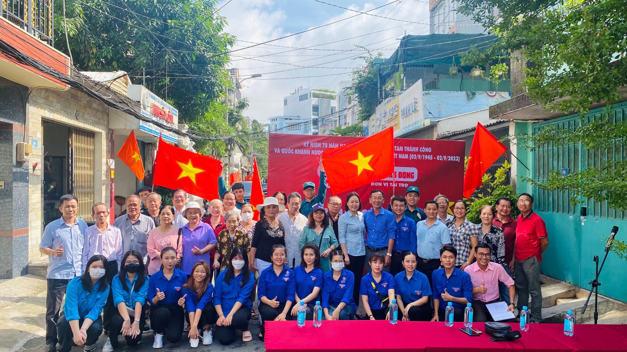 Rực rỡ Đường cờ Tổ quốc tại quận 11 - Ảnh 14.