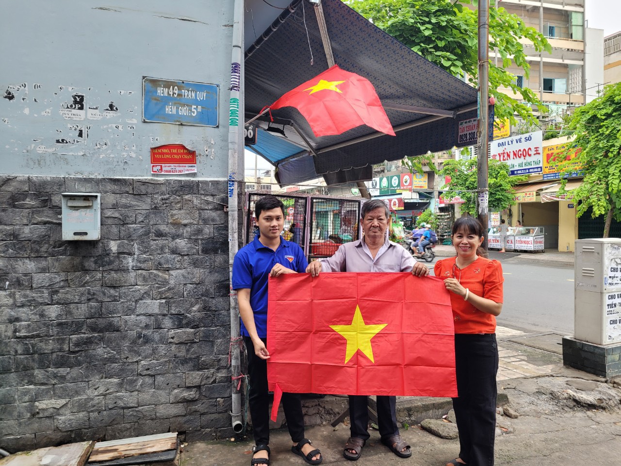 Rực rỡ Đường cờ Tổ quốc tại quận 11 - Ảnh 16.