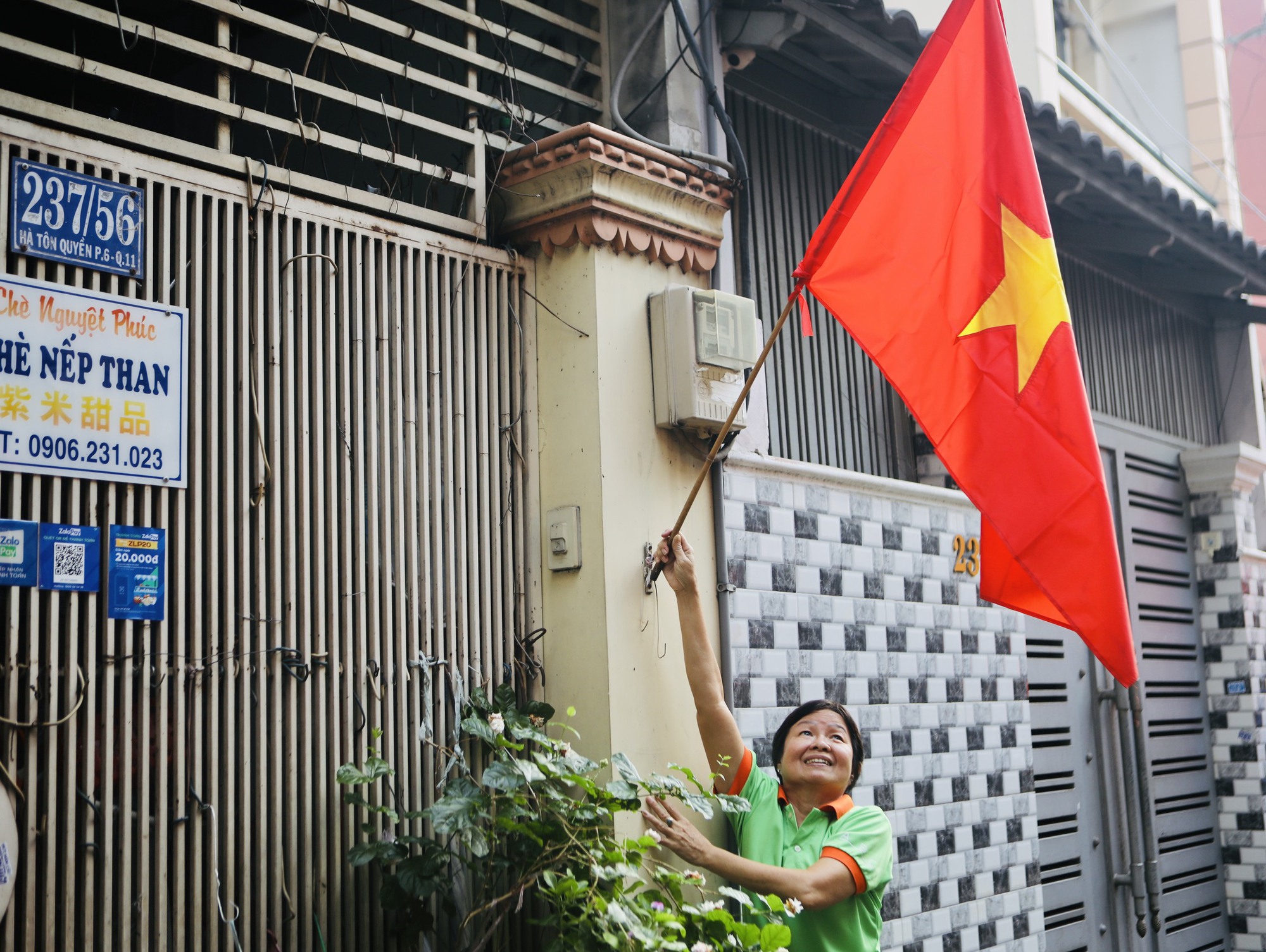 Rực rỡ Đường cờ Tổ quốc tại quận 11 - Ảnh 2.