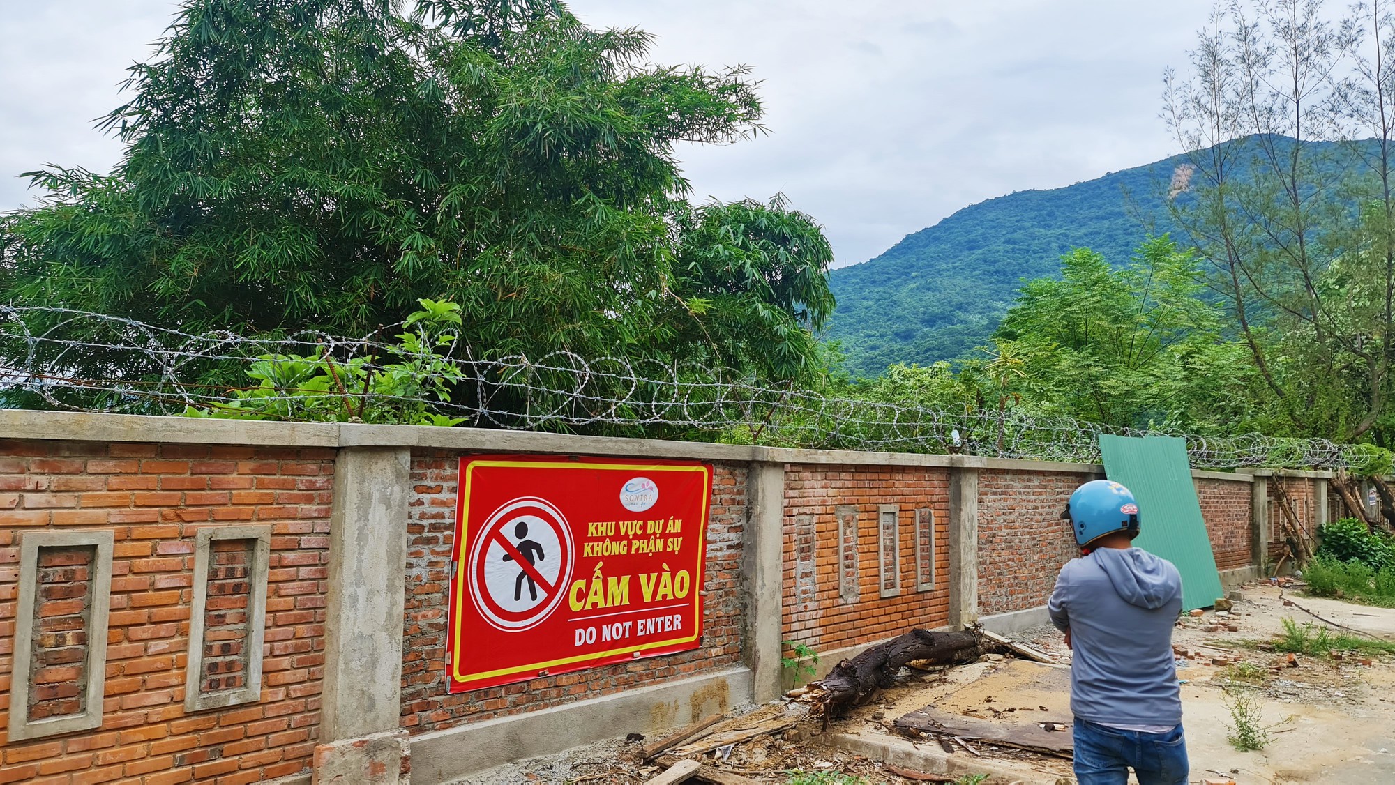 Xây tường, rào kẽm gai chắn đường xuống biển tại bán đảo Sơn Trà! - Ảnh 1.