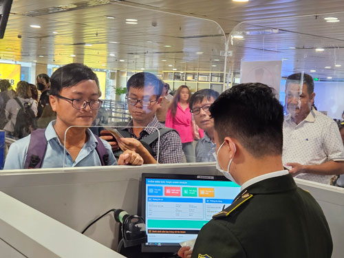 Dùng VNeID thay giấy tùy thân làm thủ tục bay