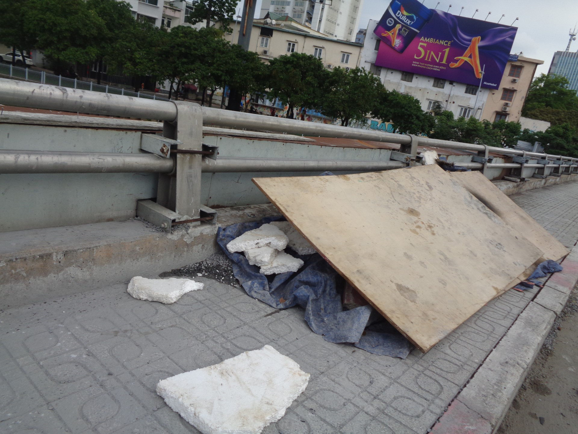 Cầu không phải bãi rác!